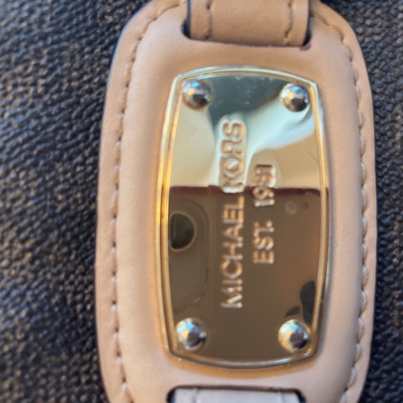 Micheal Kors crossbody purse - Picture 2 of 6